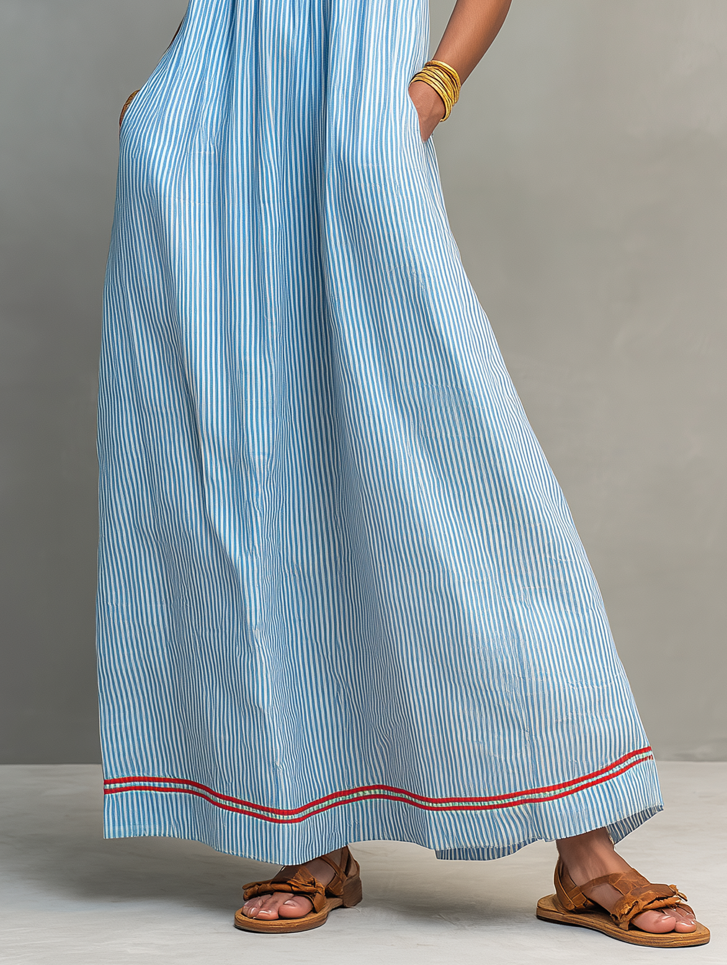 Felicia | Robe longue minimaliste à rayures pour femme avec finitions rouges et fines bretelles