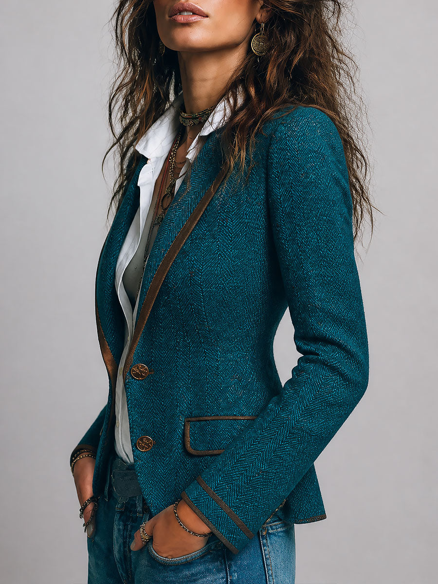 Blazer rétro cintré en tweed à chevrons et détails contrastés