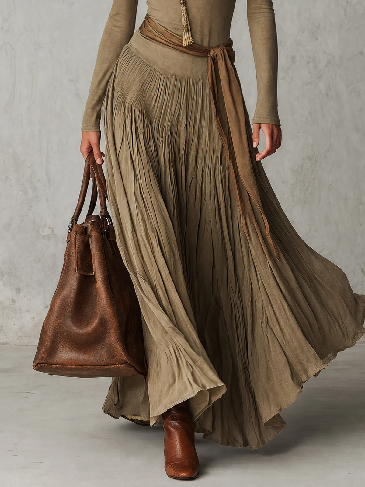 Julie | Robe maxi plissée élégante à col montant et manches longues, ceinturée à la taille
