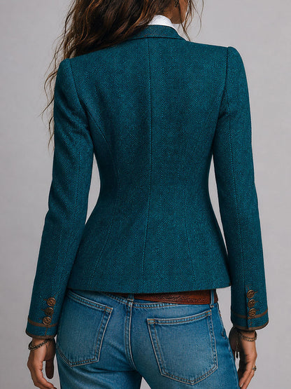 Blazer rétro cintré en tweed à chevrons et détails contrastés