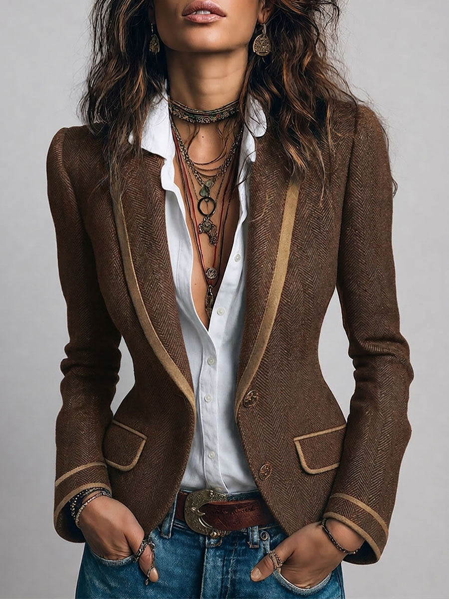 Blazer rétro cintré en tweed à chevrons et détails contrastés