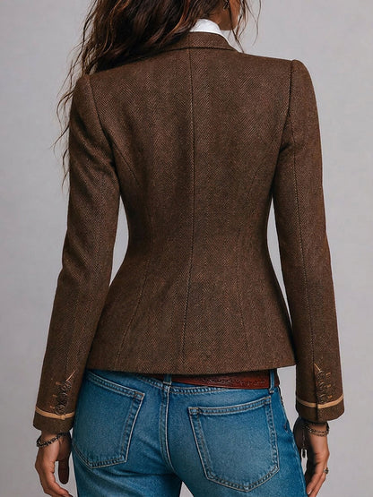 Blazer rétro cintré en tweed à chevrons et détails contrastés