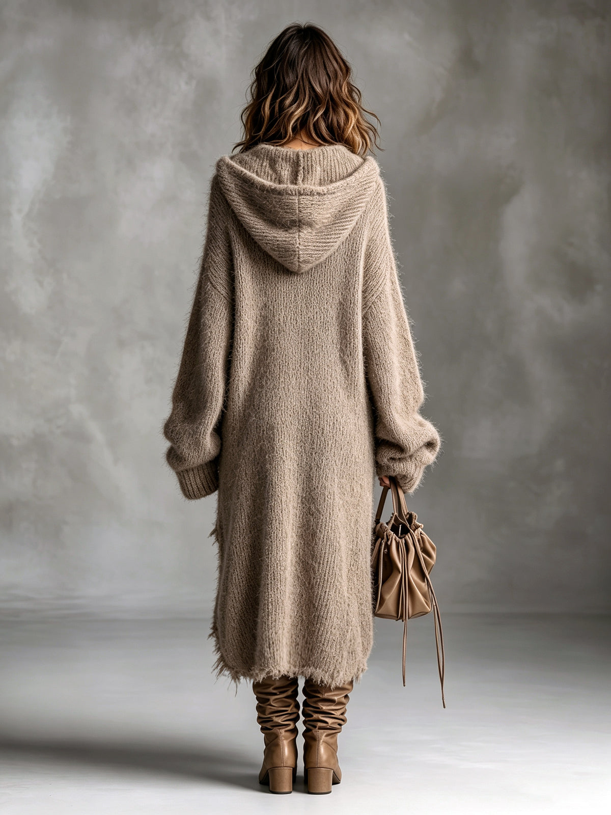 Robe midi en maille douillette à capuche