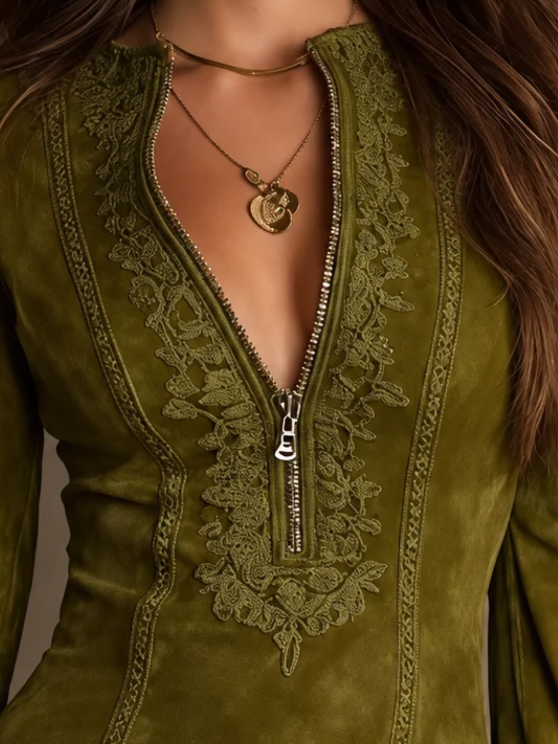 Alessandra | Robe Courte Brodée en Suédine