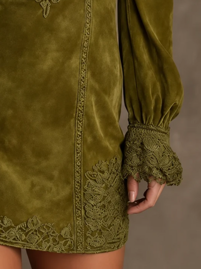 Alessandra | Robe Courte Brodée en Suédine