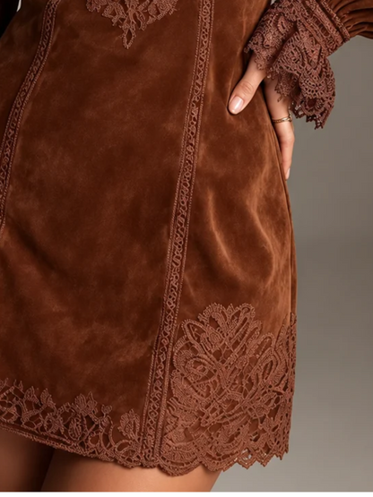 Alessandra | Robe Courte Brodée en Suédine