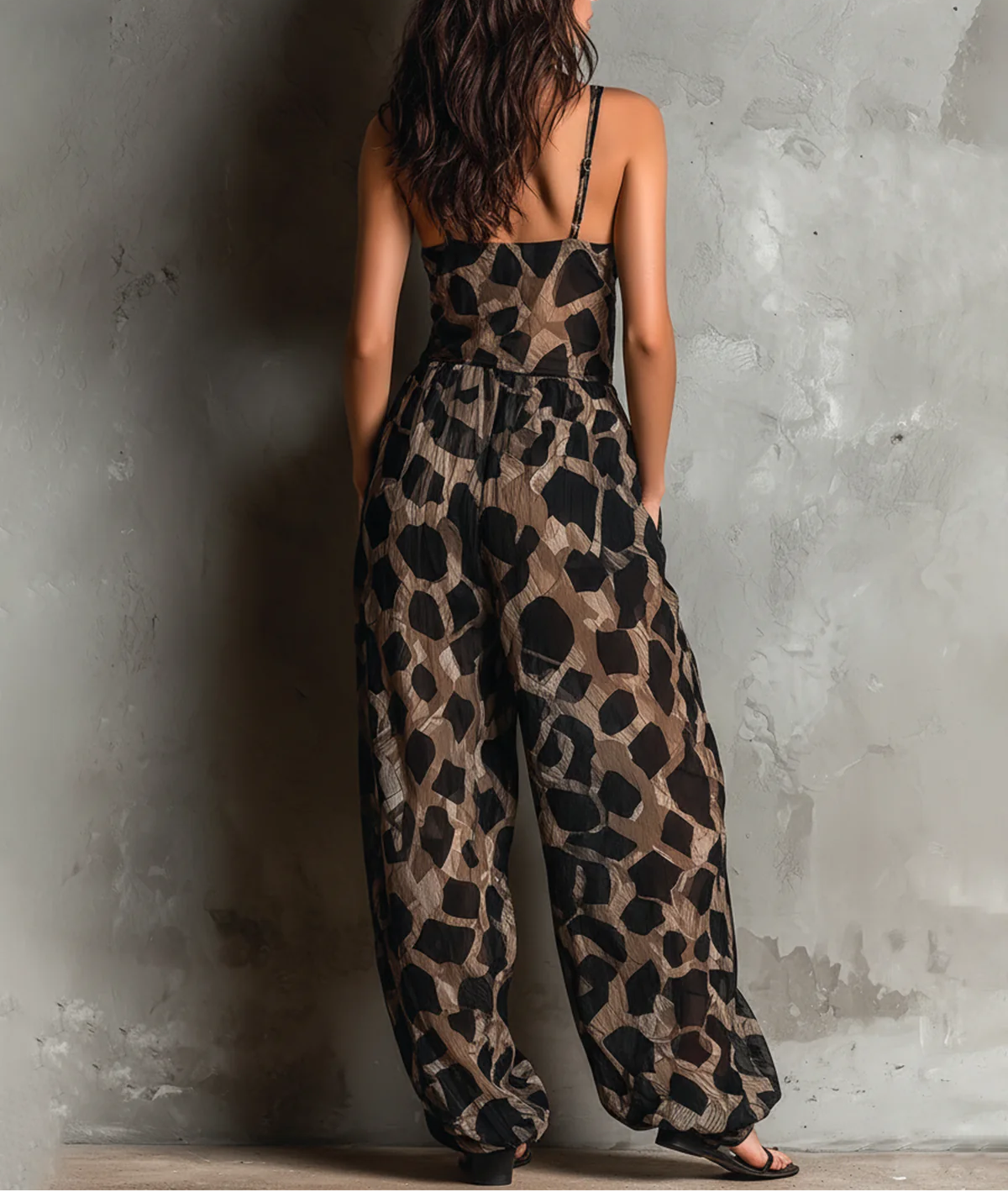 Roberta · Combinaison ample en mousseline noire à imprimé animal, col halter et pantalon palazzo