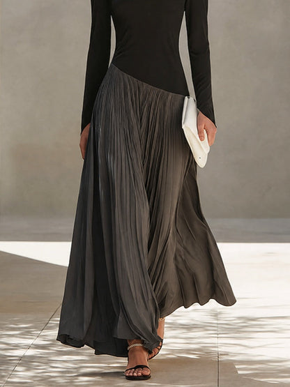 Marina | Robe maxi plissée bicolore noire et grise à col drapé