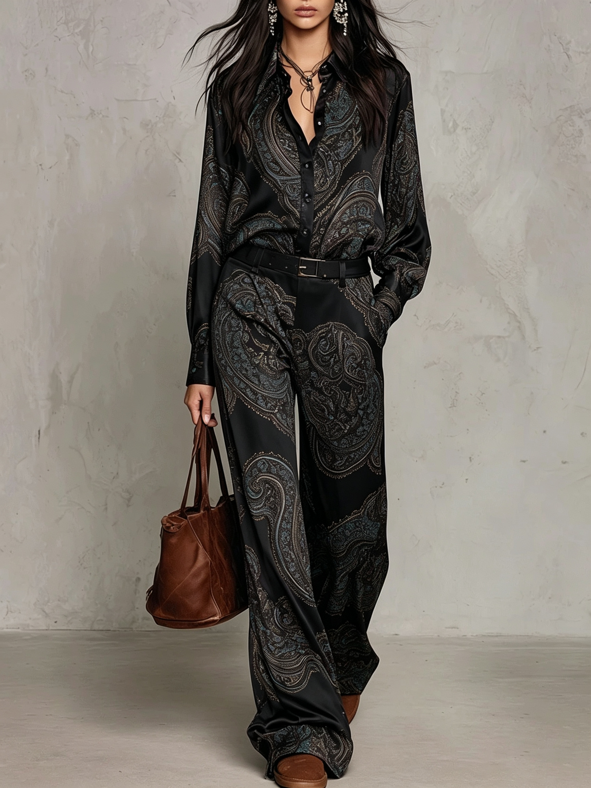 Ensemble chemise et pantalon large en satin paisley bordeaux