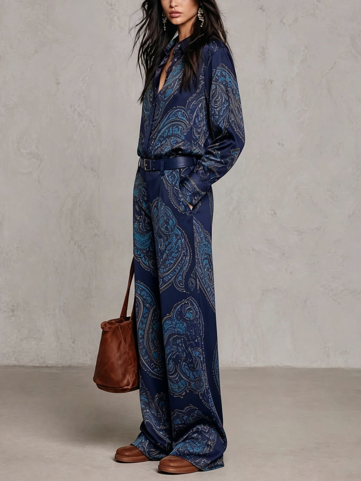 Ensemble chemise et pantalon large en satin paisley bordeaux