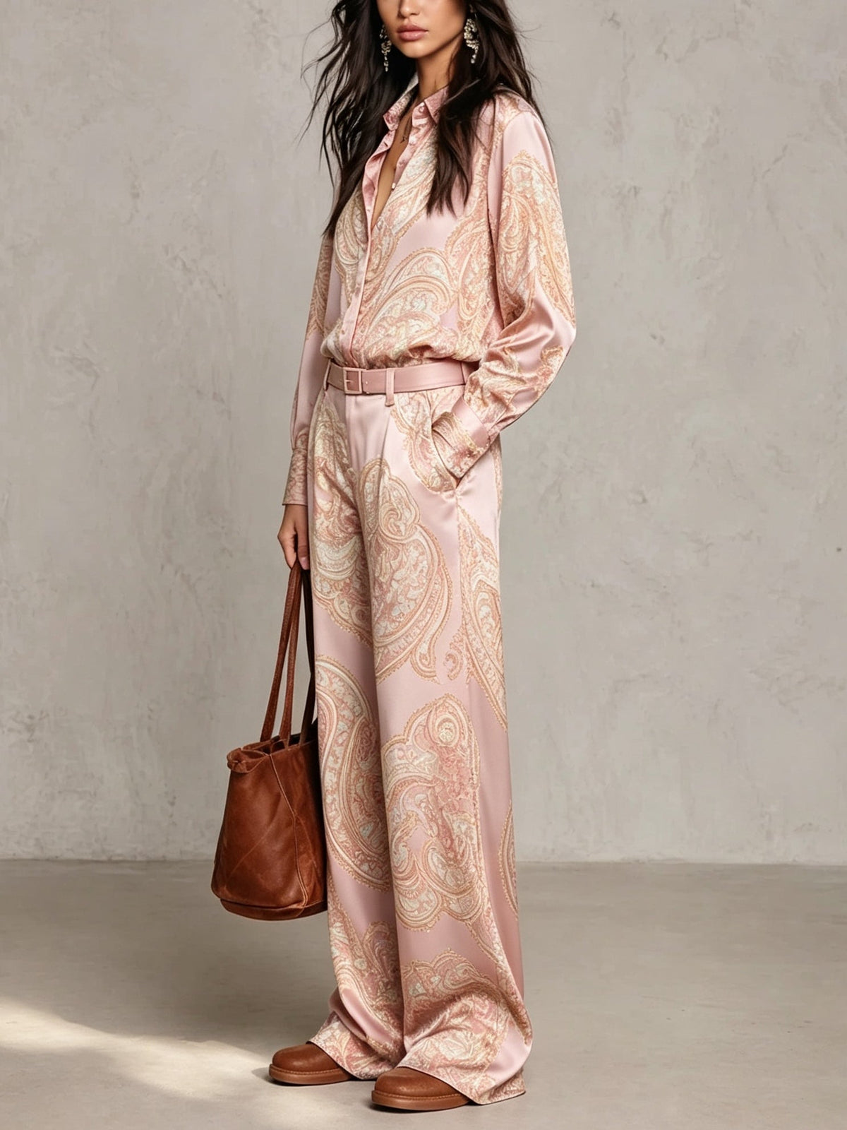 Ensemble chemise et pantalon large en satin paisley bordeaux