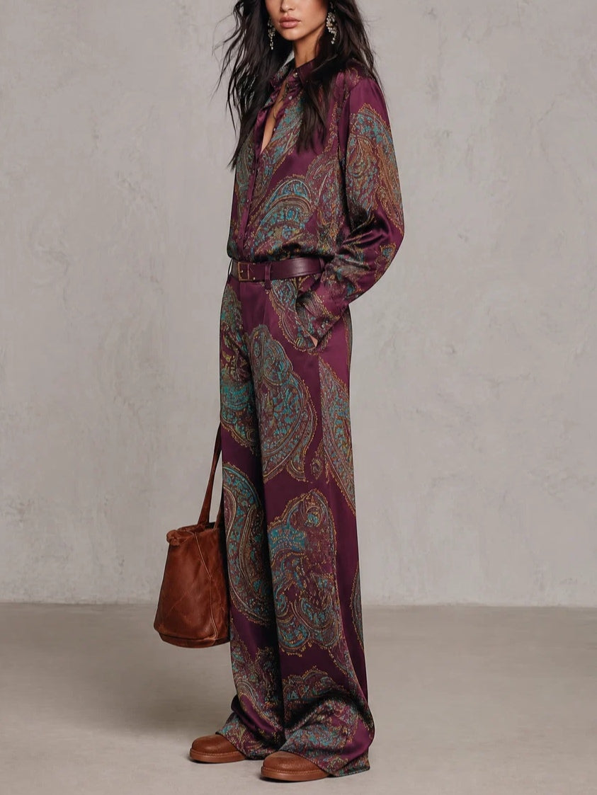Ensemble chemise et pantalon large en satin paisley bordeaux