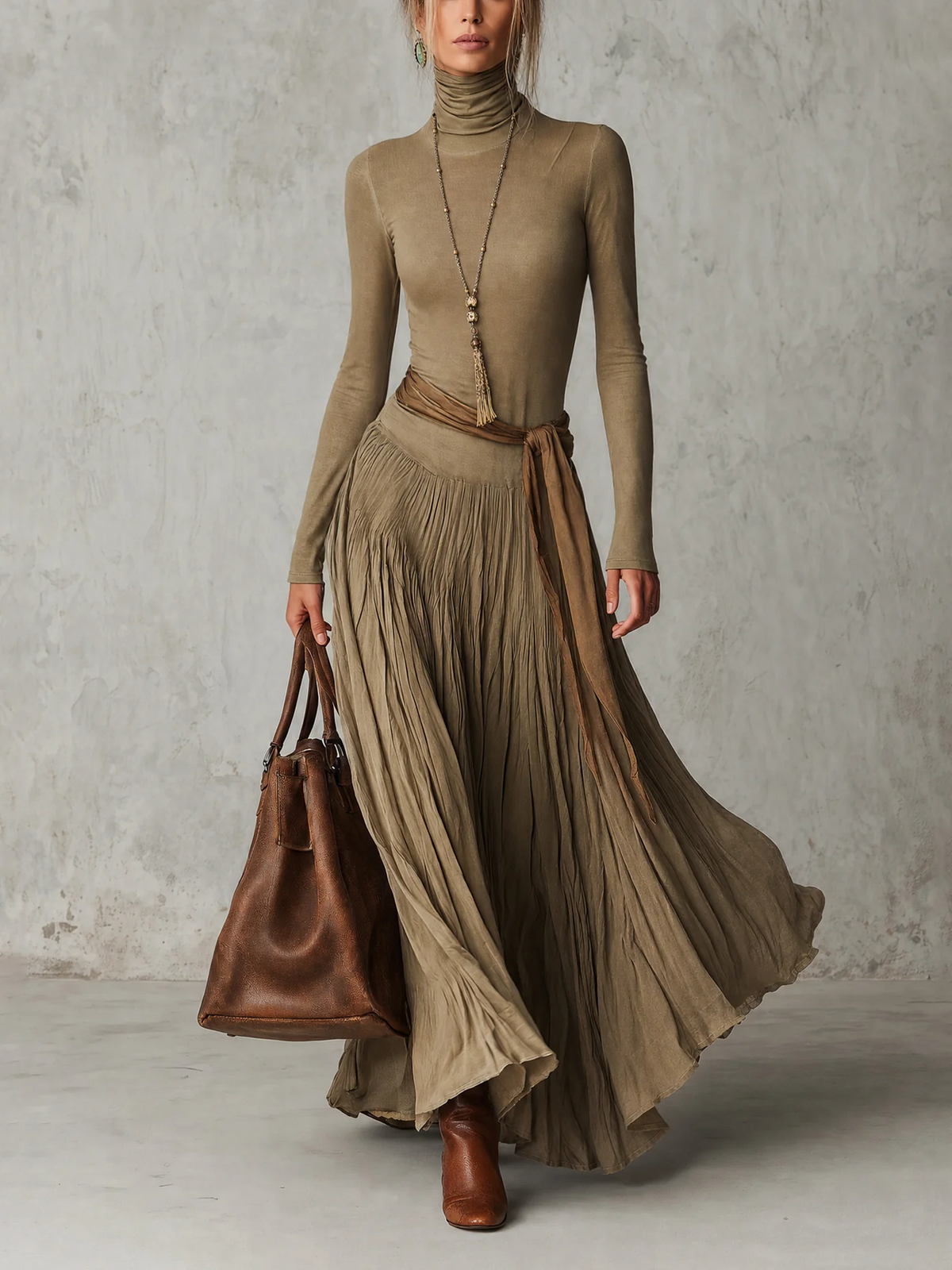 Julie | Robe maxi plissée élégante à col montant et manches longues, ceinturée à la taille
