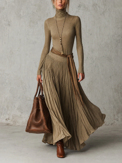 Julie | Robe maxi plissée élégante à col montant et manches longues, ceinturée à la taille